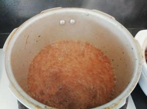 炖至软烂后装盘，捞出香料，汤汁倒入锅中收汁，浇入盘中肘子上即可。