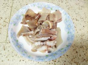 再把鱿鱼切片