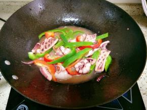 加入少许水稍焖片刻