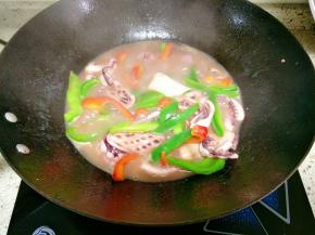 加入盐、味精调味，翻炒出锅