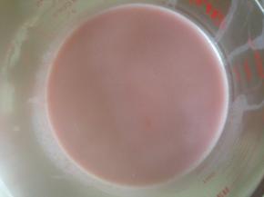 把所有的材料除了黄油 倒在一个容器里搅到没有干粉黄油融化  加入少量面糊充分搅匀 再倒回去充分搅匀