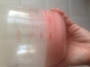 过筛两遍 面糊盖上保鲜膜静置一小时 用之前用蛋抽轻轻搅匀   不要起大气泡