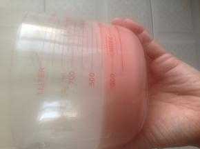 过筛两遍 面糊盖上保鲜膜静置一小时 用之前用蛋抽轻轻搅匀   不要起大气泡