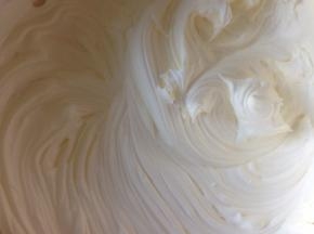 淡奶油加糖 打发到硬性