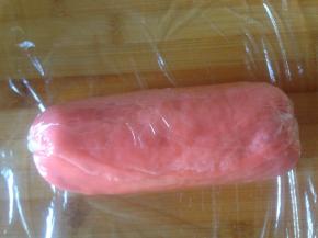 从一头开始卷起 用保鲜膜包好 两边拧紧 放到冰箱里冷藏定形