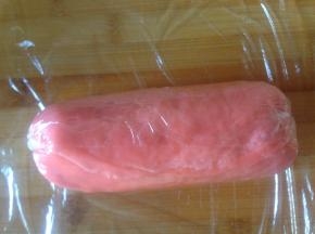 从一头开始卷起 用保鲜膜包好 两边拧紧 放到冰箱里冷藏定形