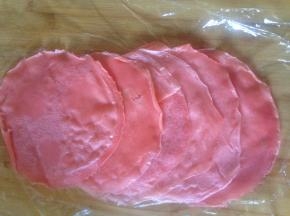 平底锅烧热 用小火 摊成薄饼  放到晾网上晾凉