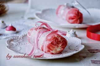 定好形的毛巾卷 撤掉保鲜膜 撒糖粉 包上油纸 系上丝带装饰 摆盘 可以吃了哦