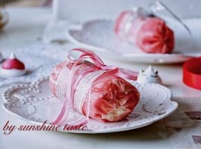 定好形的毛巾卷 撤掉保鲜膜 撒糖粉 包上油纸 系上丝带装饰 摆盘 可以吃了哦