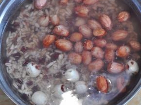 将燕麦米、莲子、薏米、花生、红豆浸泡几小时。