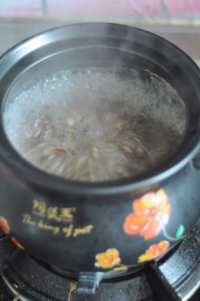 大火烧开，转为小火炖煮至杂粮变软。