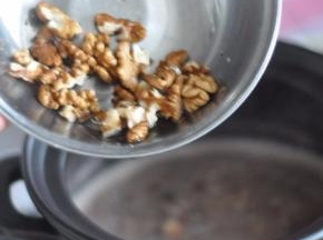 最后放入剥好的核桃，再煮5分钟。