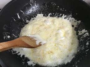 开小火，用勺子不断搅拌让棉花糖充分融化。