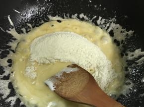 加入奶粉拌匀。