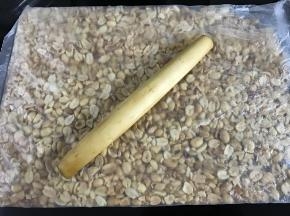 花生仁提前烤熟后用擀面杖稍压碎。