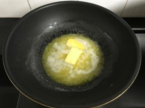 黄油放入不粘锅中小火融化。
