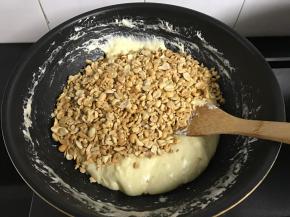 等奶粉拌匀后倒入花生。