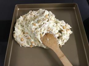 拌匀后把它们移到金盘上。