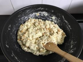 用勺子快速地将它们和融化的棉花糖拌匀。