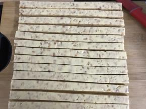 等凉透后先切成条。