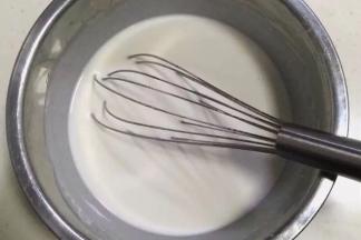 用手动打蛋器搅拌均匀。