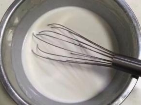 用手动打蛋器搅拌均匀。