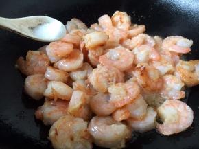 放入适量的盐调味。