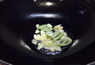 锅里留少许底油，当油温3成热时放入葱姜蒜暴香。