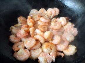 放入炒好的虾仁。