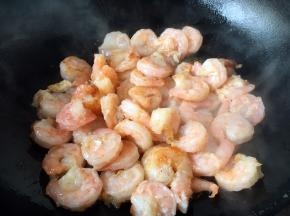 放入炒好的虾仁。