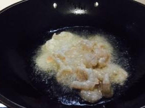 大火起锅，锅热，放入500g左右的油，当油温5～6成热时，放入虾仁。