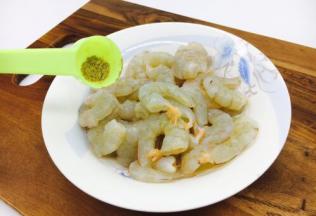 放一小捏白胡椒粉。