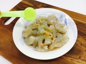 放1勺料酒。