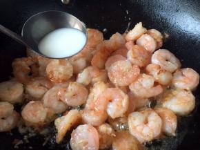 淋入适量的水淀粉勾薄芡，翻炒均匀即可。