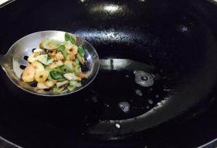 然后捞出葱姜蒜，不要了，留底油备用。