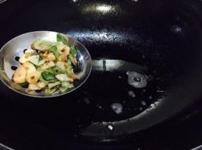然后捞出葱姜蒜，不要了，留底油备用。
