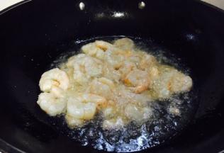 当虾仁由透明色颜色变粉时改小火，捞出虾仁。
