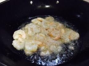当虾仁由透明色颜色变粉时改小火，捞出虾仁。