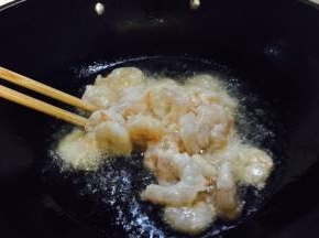 用筷子轻轻滑动虾仁。