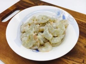 把它们抓匀，腌制5分钟。