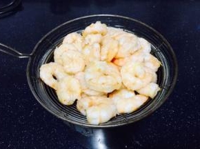 虾仁沥一下油备用。