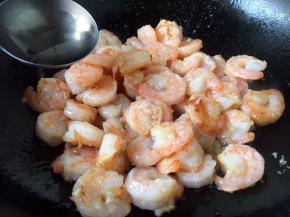 烹入锅沿料酒1勺，翻炒均匀。