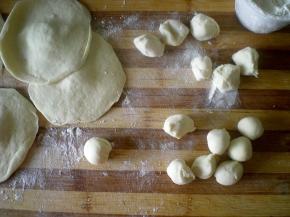 松弛好的面分成大小一致的剂子