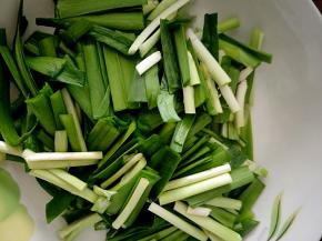 韭菜清洗干净，切成小段