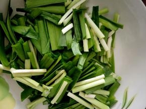 韭菜清洗干净，切成小段