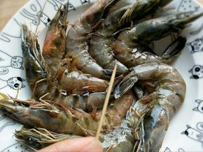 虾用牙签挑出虾线，清洗干净