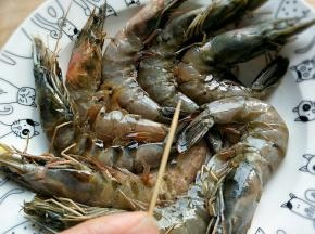 虾用牙签挑出虾线，清洗干净