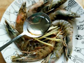 用姜丝和料酒腌制片刻