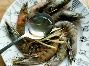 用姜丝和料酒腌制片刻