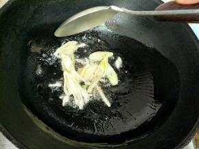 放入葱姜蒜爆香